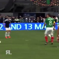 Passe aveugle exceptionnelle de Ronaldinho