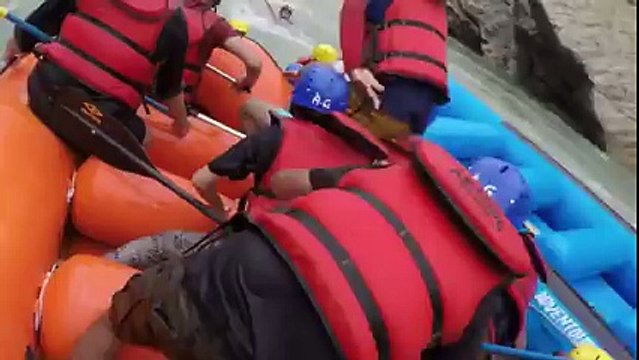 Un homme chute dans les rapides pendant une sortie Rafting et manque de se noyer