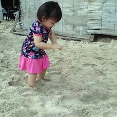 Video Lucu Arsy Addara Geli Saat Maen Pasir di Pantai l Anang Hermansyah & Ashanty