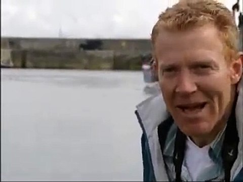 Un uomo vede un cane che si tuffa in mare: poco dopo assiste a qualcosa di magico