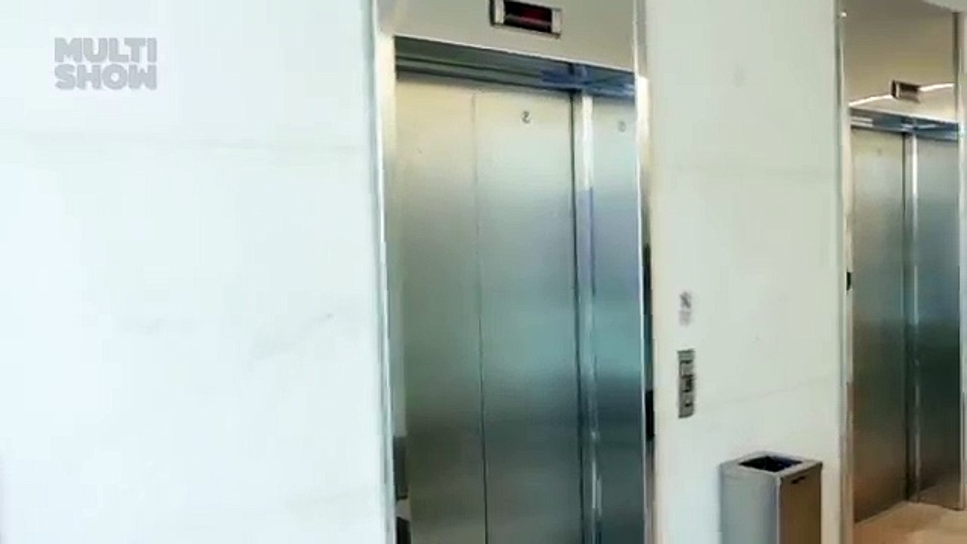 Safada - Annita sai pelada do elevador e surpreende todo mundo!