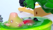 Hulk da BANHO na Peppa Pig e George se TRANSFORMA em Hulk! Brinquedos da Peppa em Português