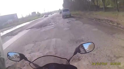 Download Video: Un chauffard coupe la route à un motard et le renverse. Crash violent