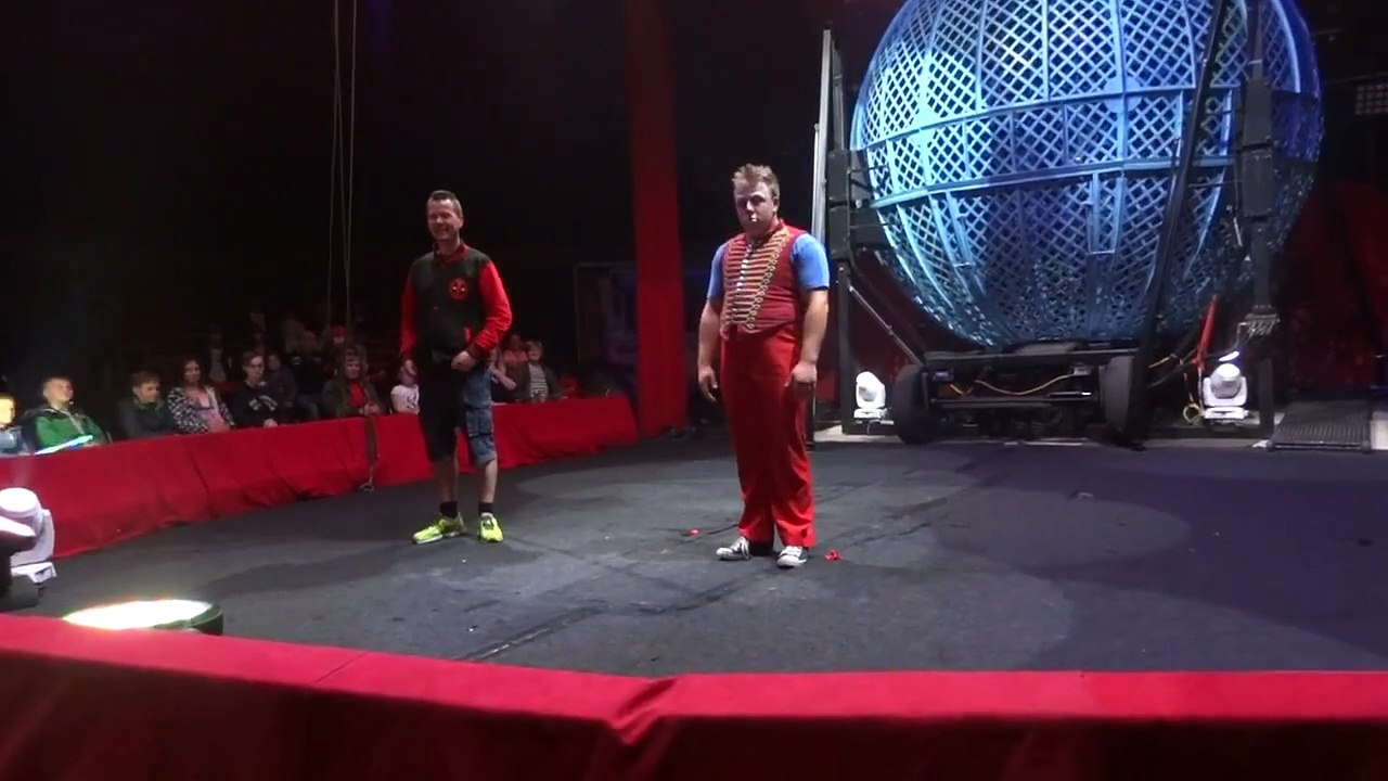 Un drôle de clown met un spectateur KO !