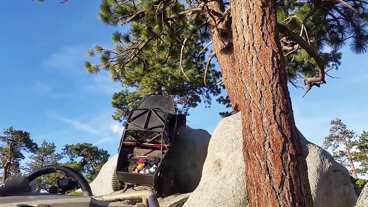 Il grimpe un rocher avec un buggy