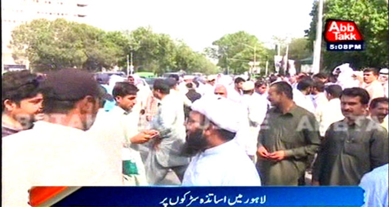 Lahore: teachers protest