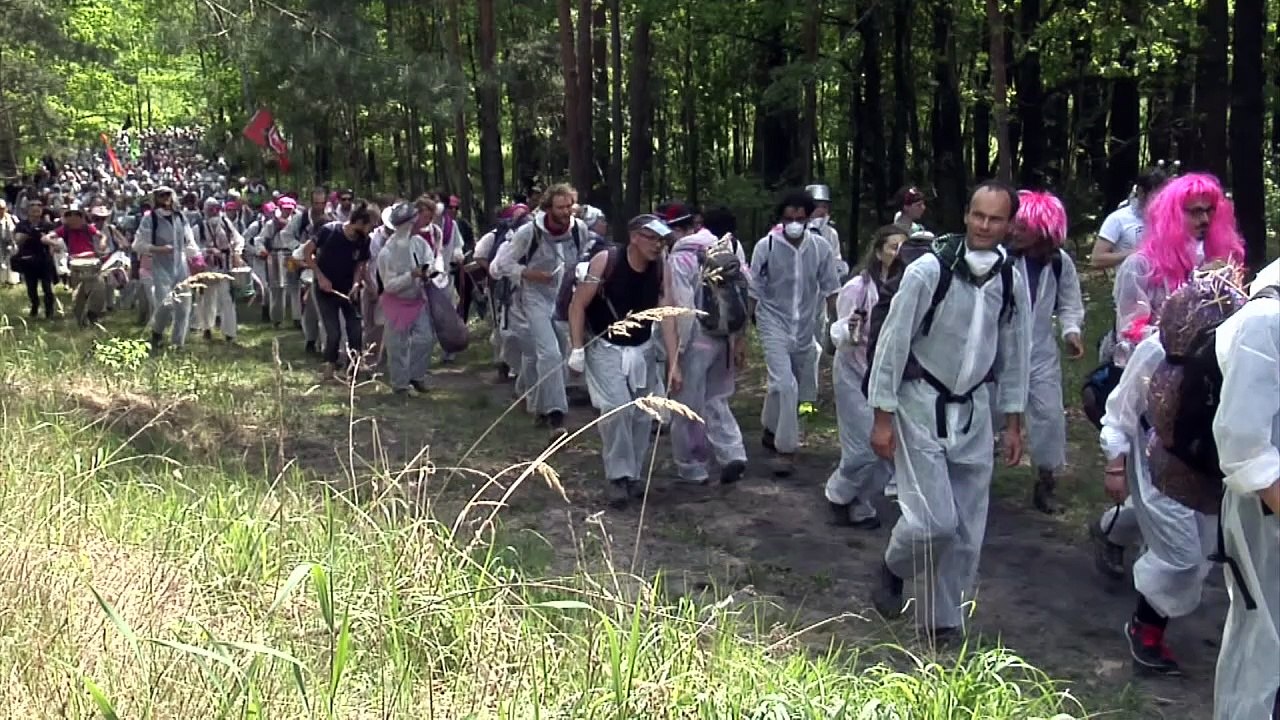 Braunkohlegegner besetzen tagebau in der lausitz