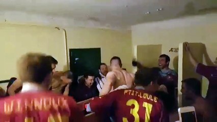 Joie dans le vestiaire après la victoire en demie