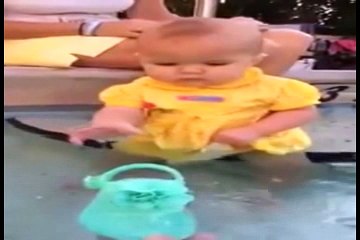 Mulher faz bebê se jogar na piscina