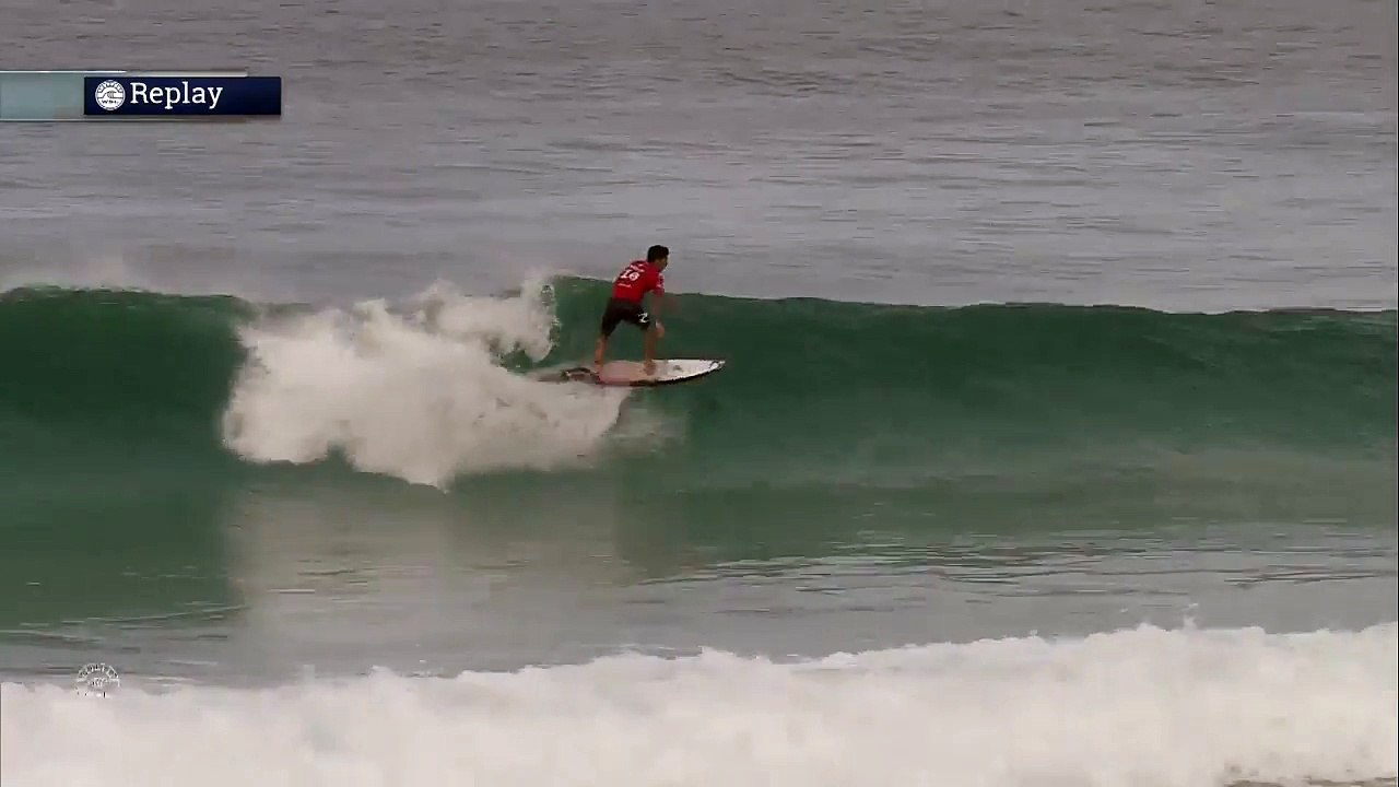 Gabriel Medina 'voa' com backflip e avança na etapa do Rio de Janeiro do Mundial de Surfe