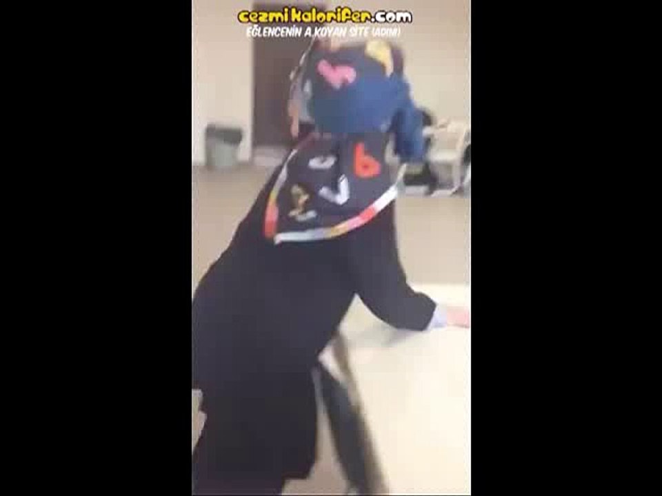 Körebe Oynayım Derken Tahtaya Vesikalığını Çıkartan Hanım Kız