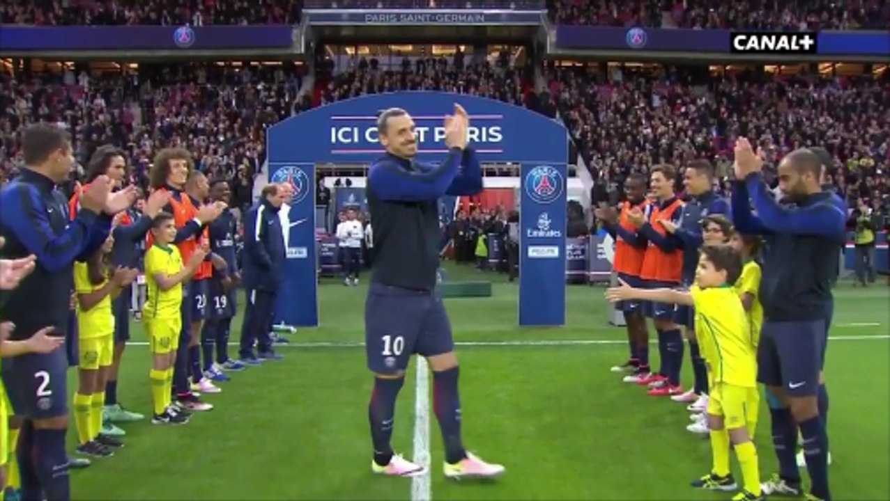 Zlatan Ibrahimovic Gets A Guard Of Honor From His Teammates vs Nantes!