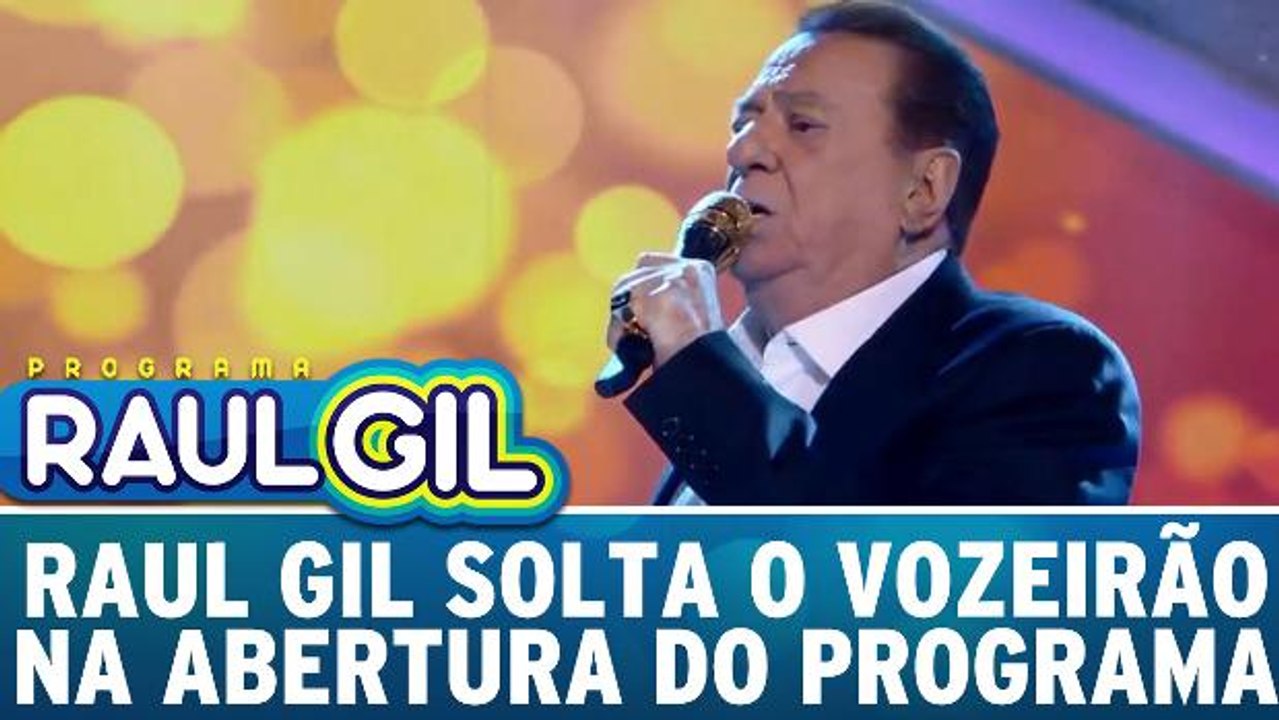 Raul Gil abre o programa soltando o vozeirão