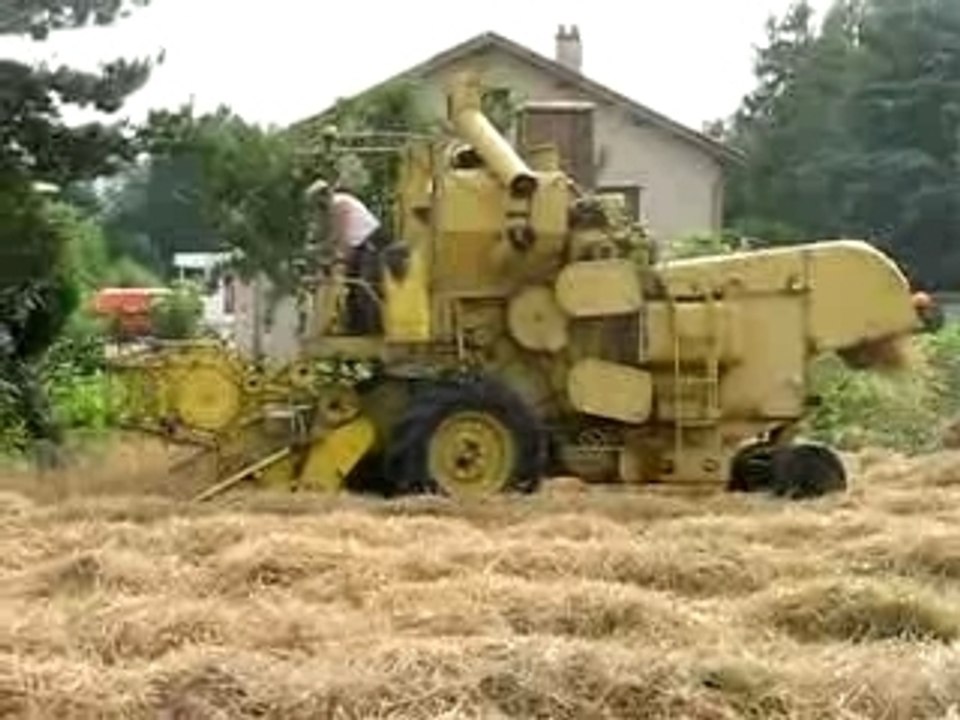 moisson de l'orge avec la vieille jaune