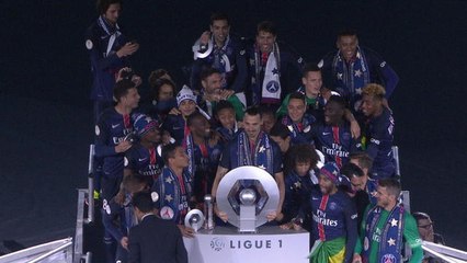 Ligue 1 - 38ème journée - Les Parisiens soulèvent le trophée de L1