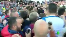 Accidentada celebración de los jugadores del Barcelona tras proclamarse campeones de Liga