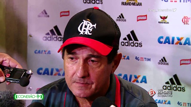 Cara de poucos amigos! Muricy não parece satisfeito com a postura de Wallace