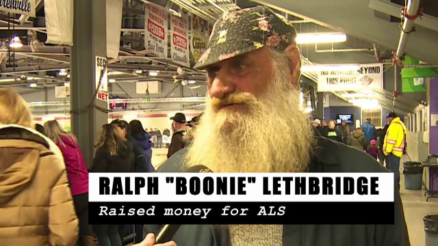 Il n'a pas rasé sa grosse barbe depuis 40 ans, il le fait et sa femme ne le reconnaît même plus!