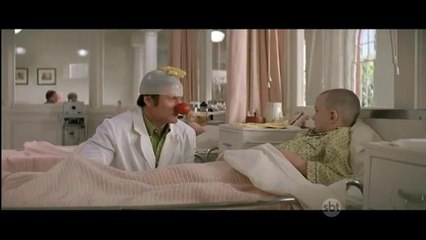 `Patch Adams´ visita clínica em São Paulo e faz pacientes gargalharem