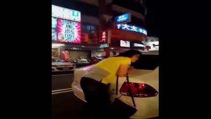 Тайвань. Женщина не бросает эвакуированный автомобиль (10.05.2016 г.)