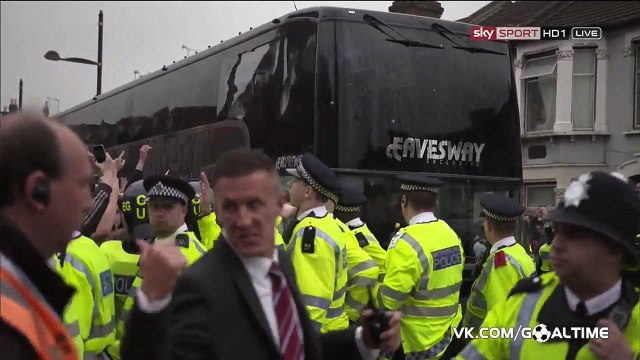 Фанаты 'Вест Хэма' побили автобус 'Манчестер Юнайтед'