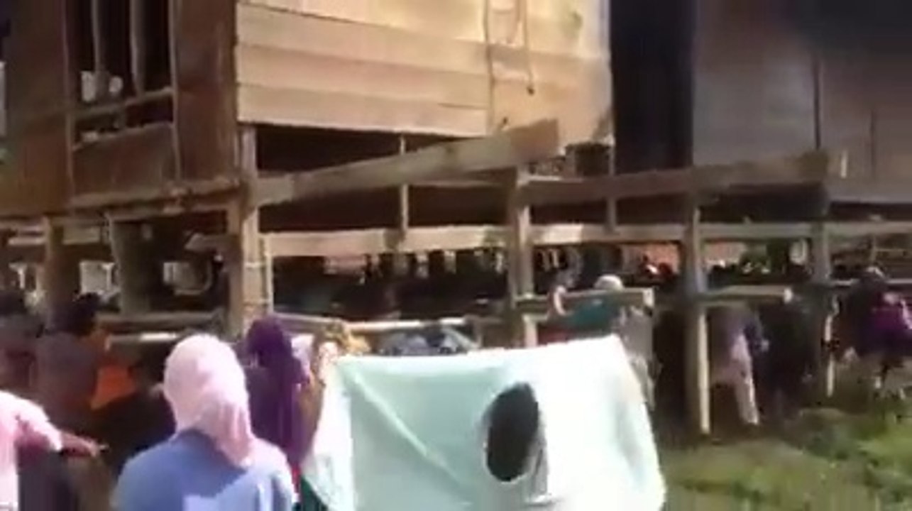 Des villageois déplacent une maison pour échapper aux inondations