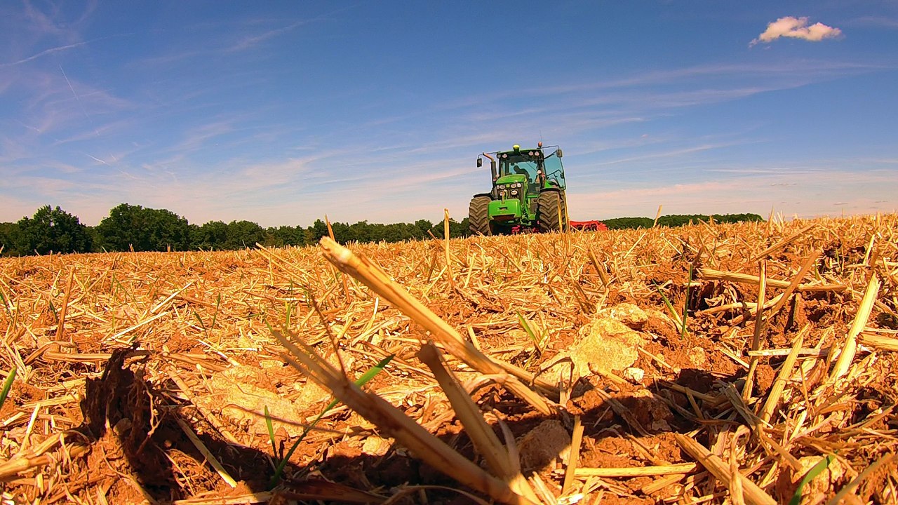 video tracteur  john deere 7730 dechaumage  par drone blade qx3