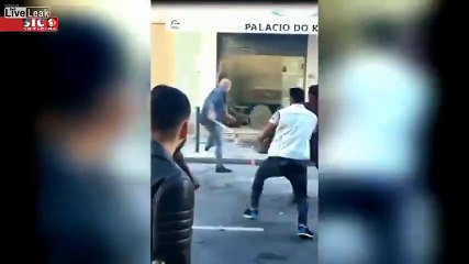 Schockierende Attacke: Dunkelhäutige Gruppe greift Restaurantbesitzer an 😡