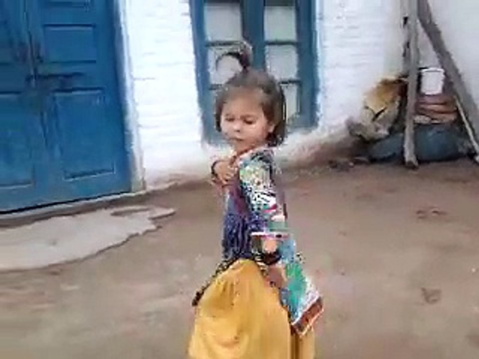 little giral dancing out standing