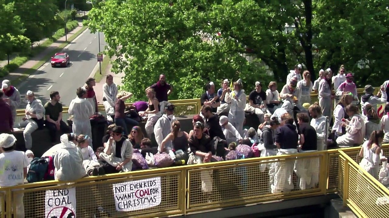 Umweltaktivisten besetzen gleise in der lausitz