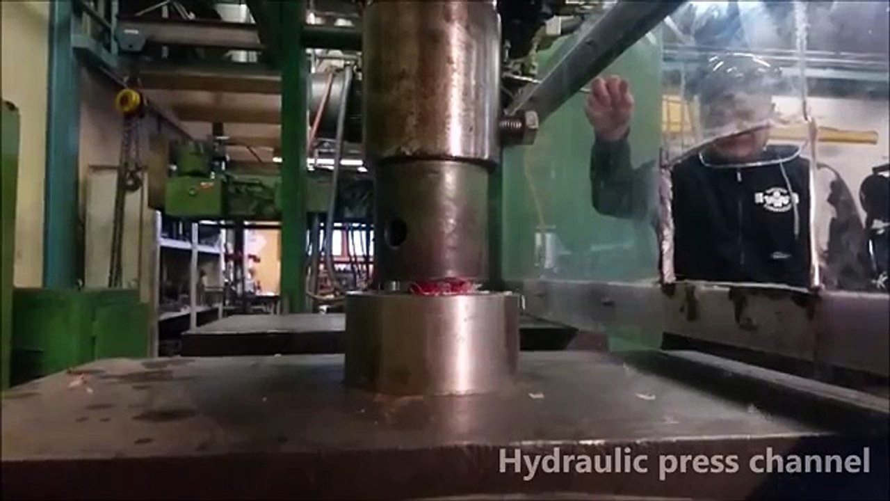 Des explosifs écrasés par une presse hydraulique