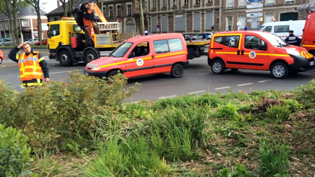 AMIENS une voiture tombe sur les rails esplanade Branly