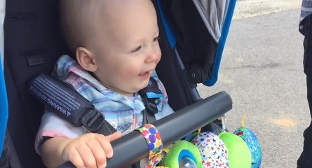 Un bébé a une réaction très drôle dans un skatepark