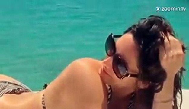 Sexy Kelly Brook show Christmas inspired shorts