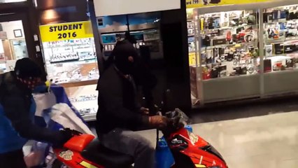 Les braqueurs se font humilier et provoquent la risée des passants