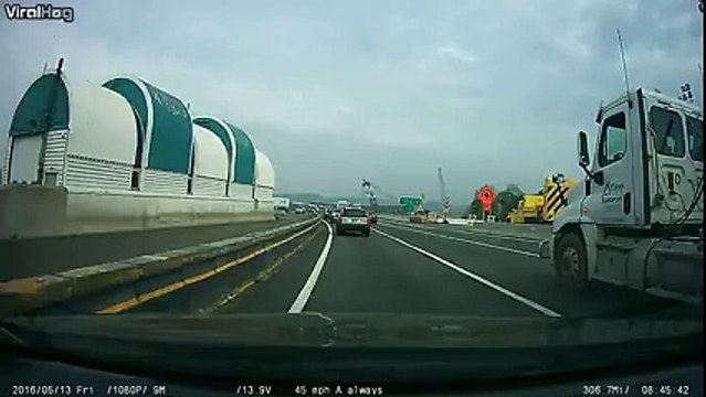 Un camion se renverse au milieu de l'autoroute.