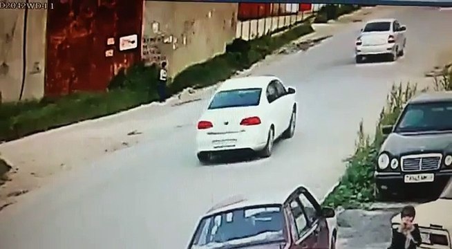 Un enfant chanceux évite une voiture de justesse