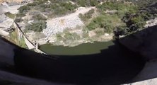 Il réalise un saut de fou depuis un barrage à 35 mètres de haut