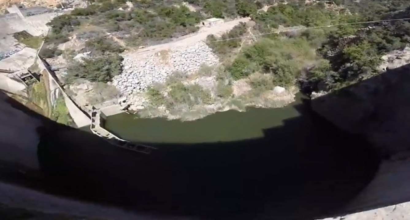 Il réalise un saut de fou depuis un barrage à 3...