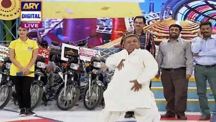Interesting dance by a contestant in Jeeto Pakistan