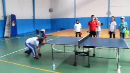 Proteziyle Masa Tenisi Oynuyor