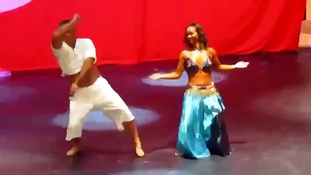 Русский турист танцует с восточной красавицей турция