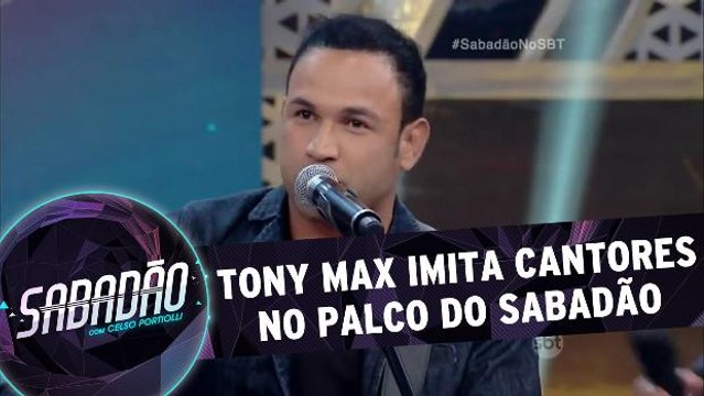 Tony Max faz imitações no palco do Sabadão