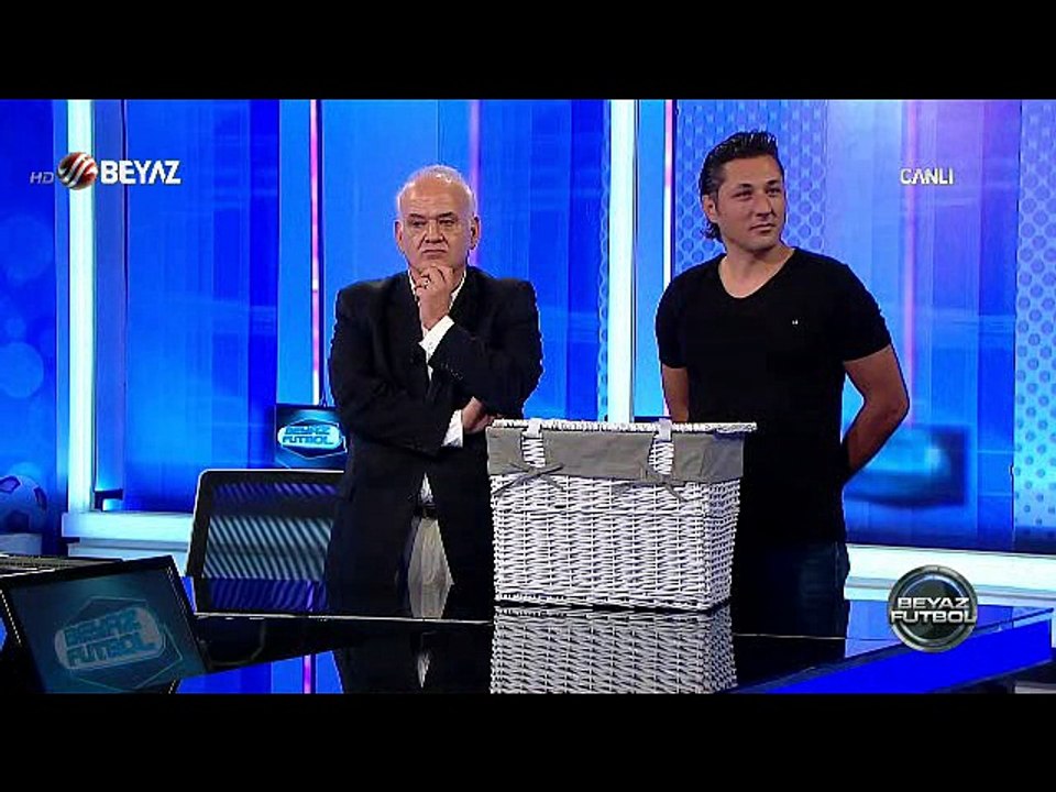 Ahmet Çakar boynuna piton yılanı doladı