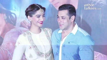 Sonam Kapoor H0T Cleavage Show In Goa Vacation Selfie