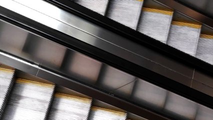 梶原吉広のおすすめ「行き交うエスカレーターの動画」