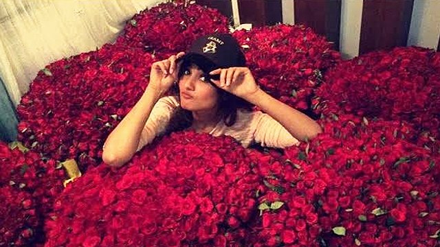 JANNAT Actress Sonal Chauhan Recieves 8000 Roses