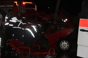 Ağaca Çarpan Otomobil İkiye Bölündü: 3 Yaralı