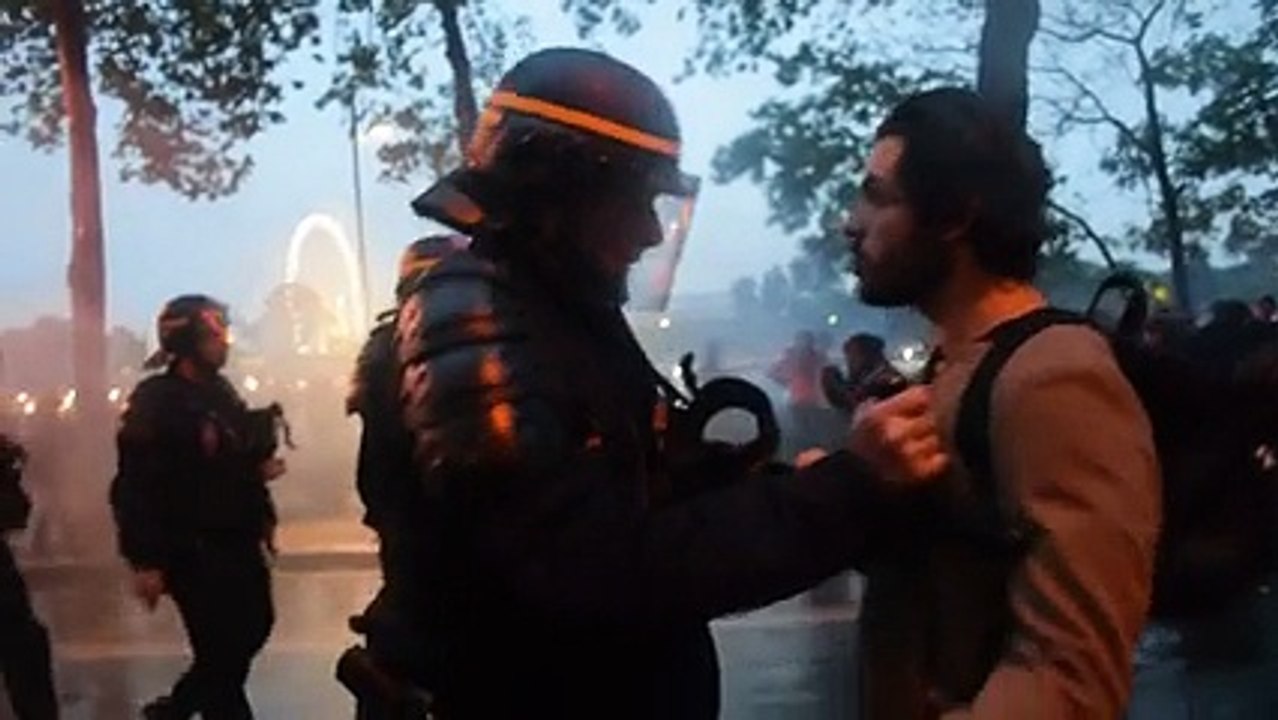 Dans une manifestation contre la loi travail il veut communiquer avec un CRS...