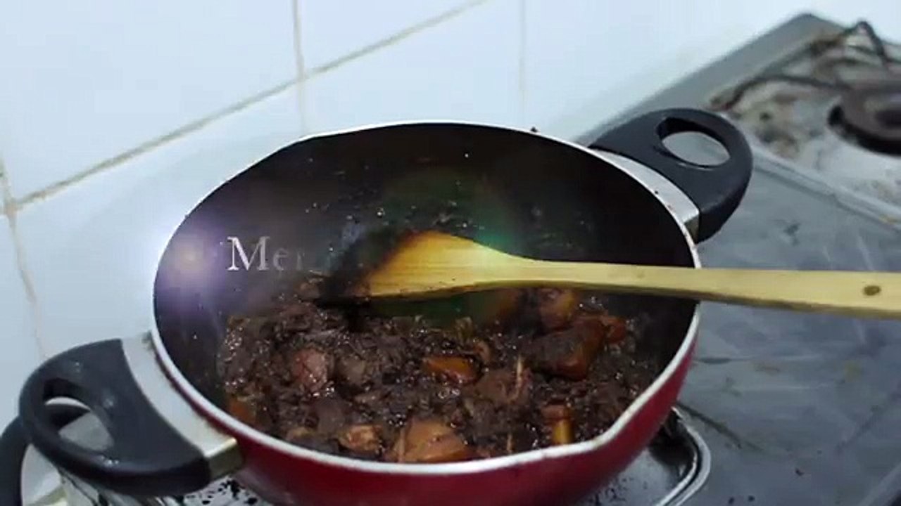 Memanaskan rendang